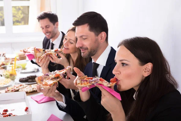 Detail Šťastné Mladé Podnikatele Těší Pizzu — Stock fotografie