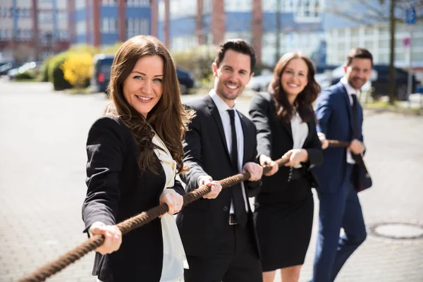 Groep Gelukkige Jonge Ondernemers Trekken Touw — Stockfoto