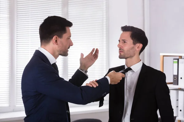 Seitenansicht Des Wütenden Jungunternehmers Mit Der Krawatte Seiner Partnerin Amt — Stockfoto