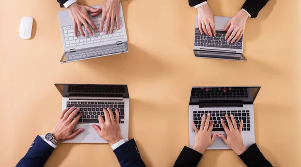 Vista Elevada Empresários Que Trabalham Laptop Sobre Fundo Bege — Fotografia de Stock