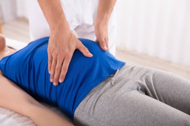 Hamile kadın klinik muayene jinekolog'ın el Close-up