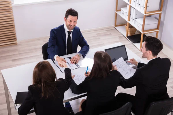 Vista Ángulo Alto Los Jóvenes Empresarios Que Tienen Conversación Oficina — Foto de Stock