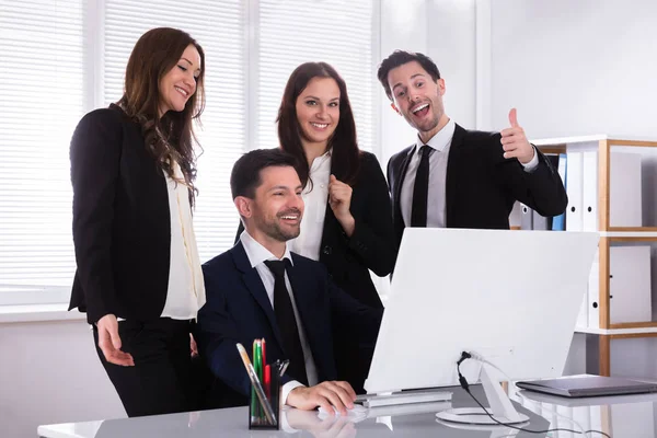 Grupo Jovens Empresários Olhando Para Tela Computador Local Trabalho — Fotografia de Stock