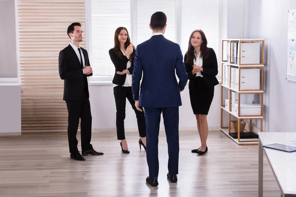 Manager Met Zijn Jonge Collega Met Discussie Werkplek — Stockfoto