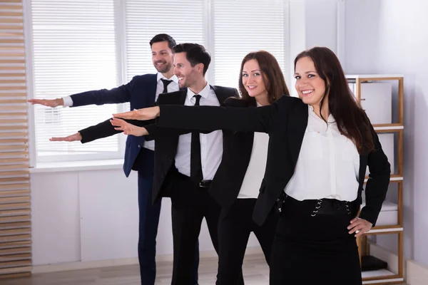 Tevreden Ondernemers Staan Een Rij Doen Oefening Met Uitgestoken Handen — Stockfoto