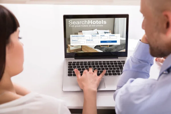 Närbild Par Söka Online Hotell Laptop Skrivbordet — Stockfoto