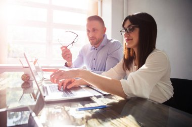 Kızgın adam meslektaşınla İşyeri Ofis için şikayet