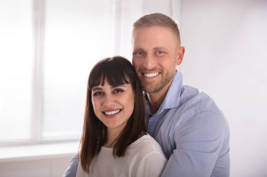 mutlu genç bir çift birlikte portresi