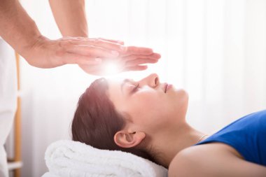 Reiki tedavi Spa genç kadın performans terapistin el Close-up
