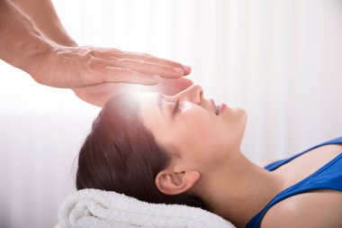 Reiki tedavi Spa genç kadın performans terapistin el Close-up