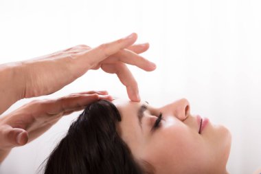 Reiki tedavi Spa merkezinde sakin bir genç kadının yakın çekim