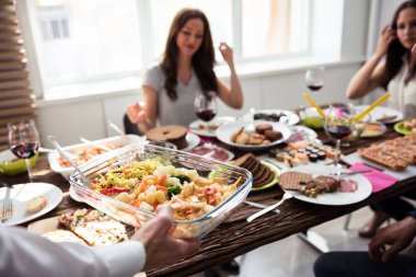 Tabloya yeni kase taze yiyecek getiren garson Close-up