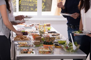 İnsanların el parti masada üzerinde taze yiyecek toplama