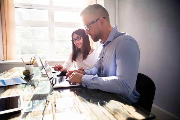 Grafik çalışma alanı'nı analiz iki genç iş adamları