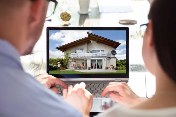 Zwei Geschäftsleute Schauen Sich Haus Auf Laptop Bildschirm — Stockfoto