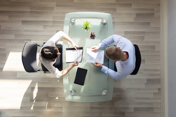 Elevated View Two Businesspeople Holding Resume Desk Office — Stock Photo, Image