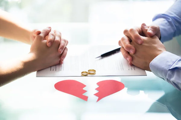 Mano Pareja Papel Divorcio Con Anillos Boda Corazón Roto — Foto de Stock