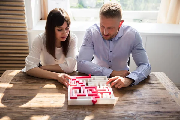 Två Unga Affärsmän Lösa Labyrint Pussel Över Trä Skrivbord — Stockfoto