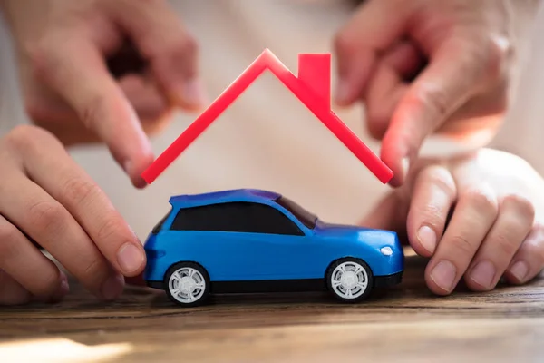 Mano Humana Que Protege Coche Azul Con Techo Rojo — Foto de Stock