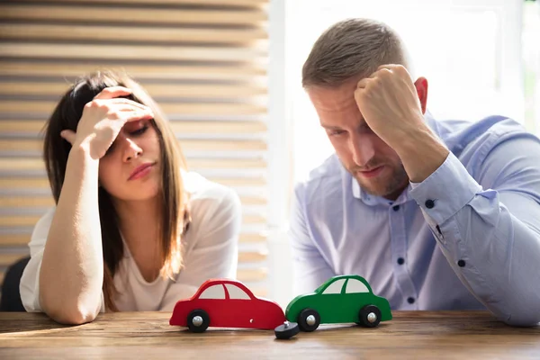 Upset Young Couple Looking Red Green Colored Car Crash Wooden — Stock Photo, Image