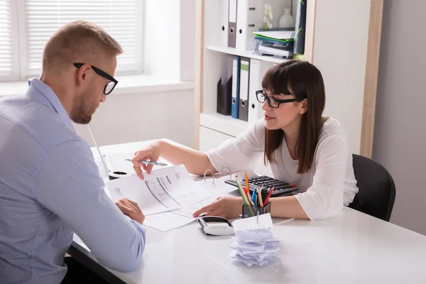 Giovane Consulente Finanziario Discutere Fattura Con Suo Cliente Sul Posto — Foto Stock