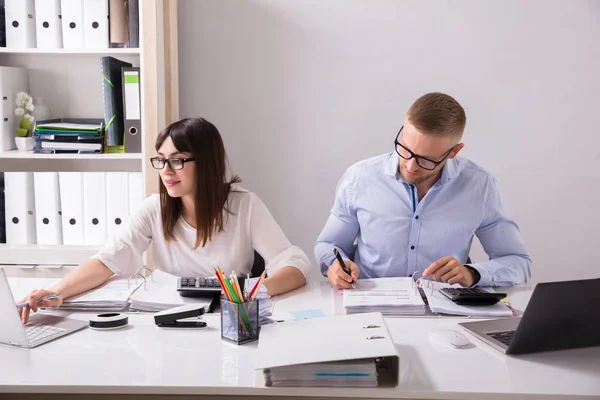 Två Unga Affärsmän Beräkning Fakturan Med Miniräknare — Stockfoto