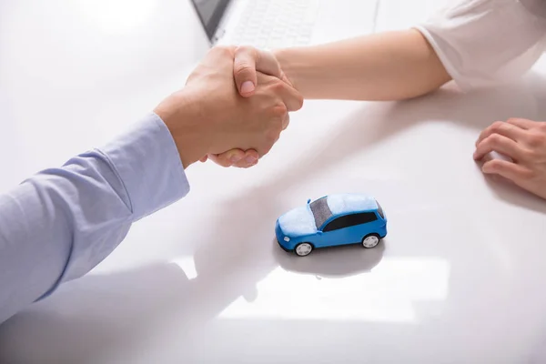 Autohändler Schüttelt Seinem Kunden Neben Blauem Kleinwagen Die Hand — Stockfoto