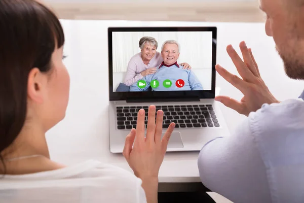 Primer Plano Par Videoconferencias Con Los Padres Ordenador Portátil — Foto de Stock