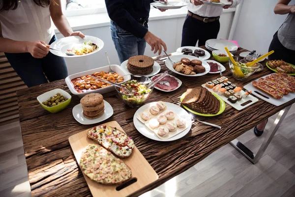 Menschen Essen Bei Party Gesunde Mahlzeit Auf Holztisch — Stockfoto
