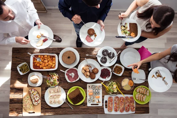 Gruppo Persone Che Mangiano Cibo Fresco Sano Sul Piatto — Foto Stock