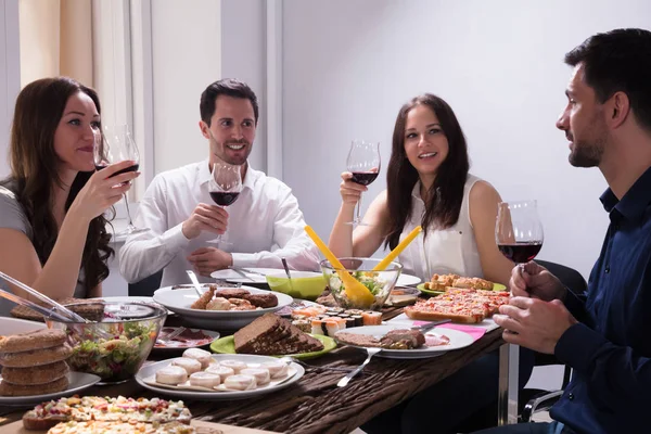 Lachende Jonge Vrienden Genieten Van Voedsel Met Glas Wijn Restaurant — Stockfoto