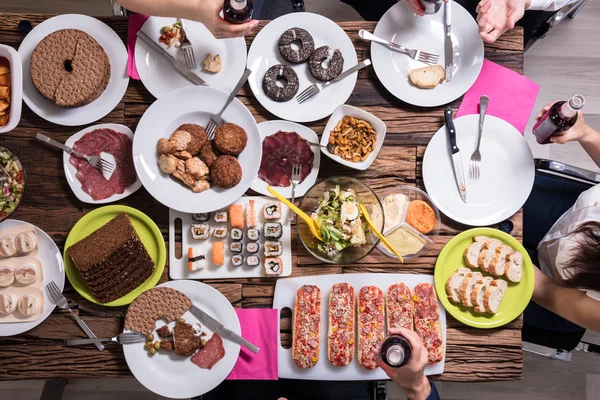 Vista Ángulo Alto Amigos Jóvenes Almorzando Juntos —  Fotos de Stock