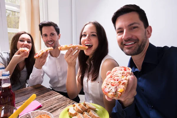 Portret Van Happy Jonge Vrienden Eten Heerlijke Verse Bruschetta — Stockfoto