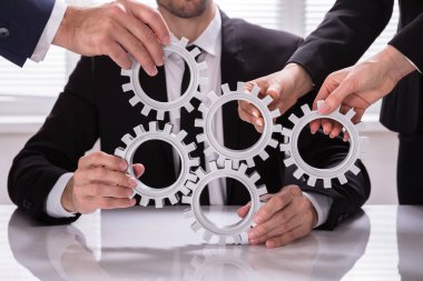 Ofiste masa üzerinde vites istifleme işadamları grubu