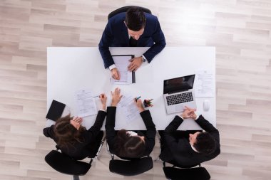 İşyerinde erkek aday mülakat iş adamları yüksek açılı görünüş