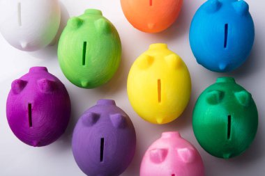 Çok renkli Piggybanks yükseltilmiş görünümünü beyaz arka plan üzerinde