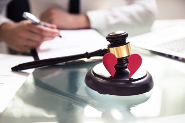 Yakın çekim kırık kırmızı kalp ve resepsiyon üzerinde tahta tokmak