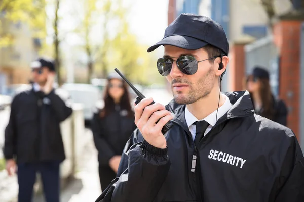 Retrato Guardia Seguridad Masculino Hablando Walkie Talkie — Foto de Stock