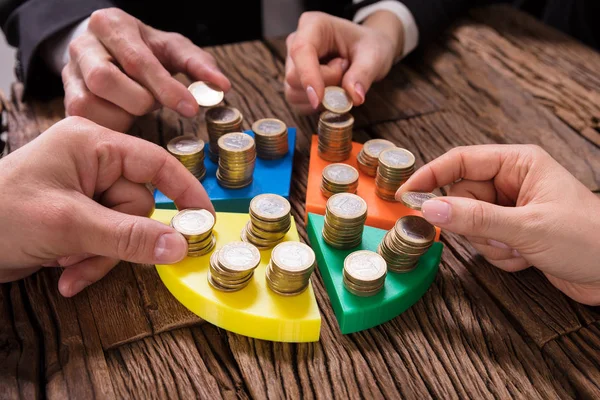 Affärsmän Stapling Mynt Multi Färgade Cirkeldiagram Trä Skrivbord — Stockfoto