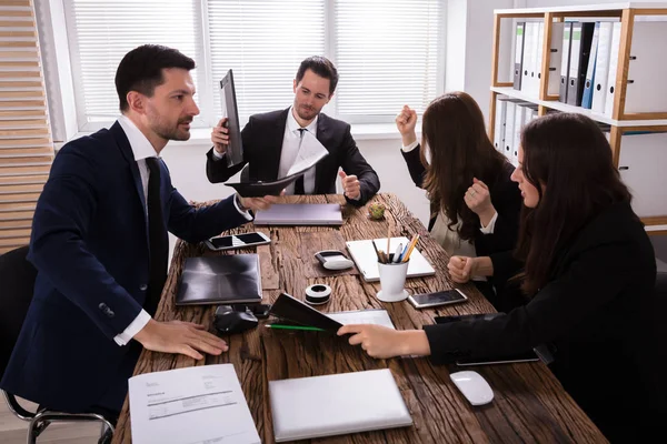 Imprenditori Che Incolpano Giovane Depresso Colleague Maschio Sul Posto Lavoro — Foto Stock