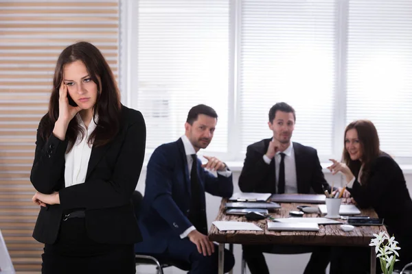 Retrato Una Triste Empresaria Frente Sus Colegas Sentada Cargo — Foto de Stock