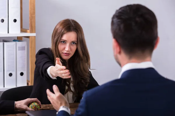 Dos Jóvenes Empresarios Conversando Lugar Trabajo —  Fotos de Stock