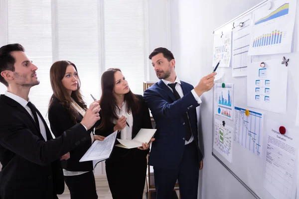 Groep Van Jonge Ondernemers Analyseren Van Grafieken Wit Bord Werkplek — Stockfoto