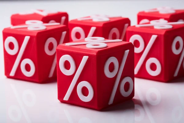 Close Blocos Madeira Vermelha Com Símbolo Porcentagem Fundo Reflexivo — Fotografia de Stock