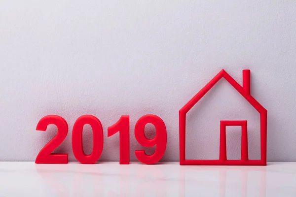 Año 2019 Esquema Cercano Casa Roja Contra Fondo Blanco — Foto de Stock