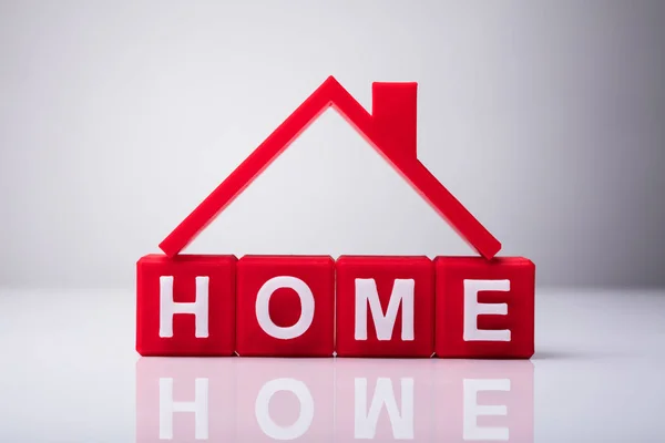 Rode Dak Overzicht Word Home Blok Tegen Witte Achtergrond — Stockfoto