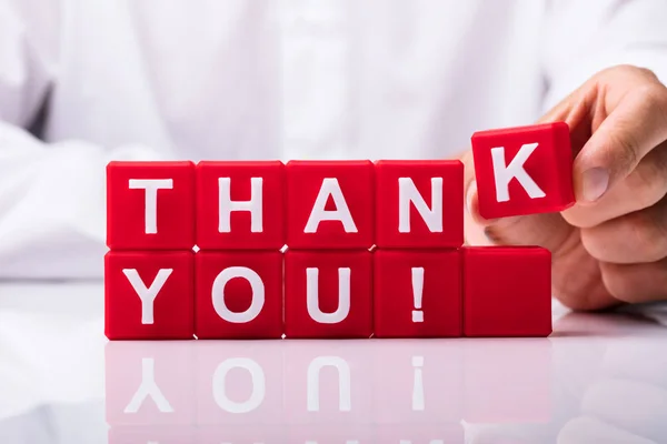 Крупный План Руки Человека Делающего Спасибо Текст Красными Кубическими Блоками — стоковое фото