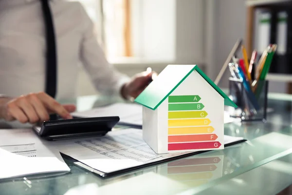 Close House Model Showing Energy Efficiency Rate Front Businessperson Hand — Stock Photo, Image