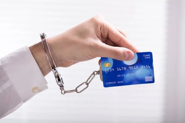 Nahaufnahme Der Hand Einer Person Die Mit Kreditkarte Verbunden Ist — Stockfoto