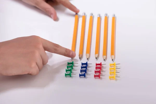 Egy Személy Kezét Ceruzák Multi Színű Pushpins Sorban Fehér Háttér — Stock Fotó